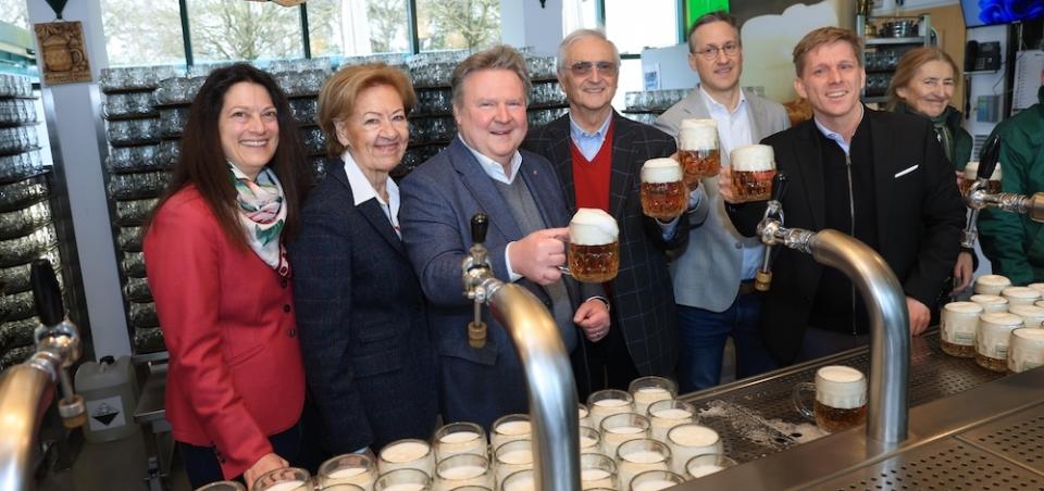 akhaelss's tweet photo. Krügerl, Stelze, Tradition und ein bieriges Jubiläum: Das Schweizerhaus ist wieder geöffnet #Wien #Gastro #Gastronomie #Bier #Kulinarik #Gourmet #Essen #Biergarten #Frühling #Stelze #Essen #Trinken #Genuss #Freizeit #Prater #Küche #Koch 🔗 https://t.co/o7abPGYi8o https://t.co/JQISsCwAfI
