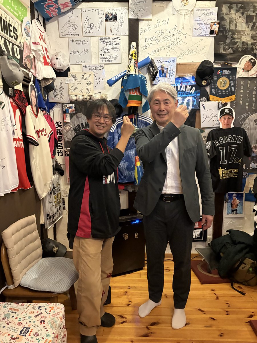Area26T's tweet photo. 夢のような時間でした

あの吉井理人さんが、私の地元玉出に来てくださって、Area26にいる現実！

最終的に当日4人増えて、お陰様であと1席残す所まで埋まり、ほぼ満席になりました✨

冬なのにクーラーいれる程の熱気に包まれて、イベントを開催できたことに感謝します！

吉井さんが、優しすぎて、その雰囲気が伝わって、緊張しながらも、緩やかに進められました。

吉井さんの人柄に触れて、惚れました✨

上手く進行できない所もありましたが、皆さんにご協力いただけて、時間通りに収まりました！

マネージャーさんからのサプライズもあって、貴重過ぎる時間でした🥹
盗み聞きしてるような感覚で、笑いを堪えるのに必死な場面も🤣
これは来た人だけの特典になりました！

吉井さんの親戚の方も来られて、理人くん呼びされる吉井さんに素の吉井さんも見られてそれもレアでした。

21番の系譜！
内竜也さんの横にサインもらえて嬉しかった✨

吉井理人さんを追いかけている方々から
•貴重で楽しい時間だった！
•こんなに近いとは思わなかった！
•1時間が、早く感じずとても満たされた
•迷ったけど遠方からでも来て良かった！など、感謝のお言葉をいただけて、とても嬉しかったです✨

最後まで各SNSでイベントの拡散に協力してくださった皆様！

本当に感謝しています✨
皆様のお陰でギリギリまで頑張れました💪

今日は疲れ果てて、確定申告以外は、ずっと寝てました😆

この機会にお店を知ってくださった方、シーズンが始まりますので、一度お店に遊びに来てください！

これからも続けていきたいので、その原動力はお店に来てもらえることなので、応援してください🙏

最後に、開幕３戦目の3/29(日)14時から観戦イベントを開催します！

ゲストにロッテファンの芸人のリットン調査団藤原さんをお迎えします！

観戦しながらのトークイベントです。
参加費は、4800円です

是非、ご予約お待ちしてます‼️

#吉井理人
#おいやん
#chibalotte
#リットン調査団