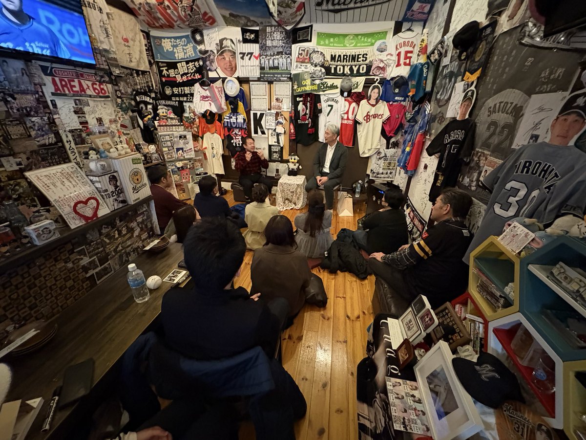 Area26T's tweet photo. 夢のような時間でした

あの吉井理人さんが、私の地元玉出に来てくださって、Area26にいる現実！

最終的に当日4人増えて、お陰様であと1席残す所まで埋まり、ほぼ満席になりました✨

冬なのにクーラーいれる程の熱気に包まれて、イベントを開催できたことに感謝します！

吉井さんが、優しすぎて、その雰囲気が伝わって、緊張しながらも、緩やかに進められました。

吉井さんの人柄に触れて、惚れました✨

上手く進行できない所もありましたが、皆さんにご協力いただけて、時間通りに収まりました！

マネージャーさんからのサプライズもあって、貴重過ぎる時間でした🥹
盗み聞きしてるような感覚で、笑いを堪えるのに必死な場面も🤣
これは来た人だけの特典になりました！

吉井さんの親戚の方も来られて、理人くん呼びされる吉井さんに素の吉井さんも見られてそれもレアでした。

21番の系譜！
内竜也さんの横にサインもらえて嬉しかった✨

吉井理人さんを追いかけている方々から
•貴重で楽しい時間だった！
•こんなに近いとは思わなかった！
•1時間が、早く感じずとても満たされた
•迷ったけど遠方からでも来て良かった！など、感謝のお言葉をいただけて、とても嬉しかったです✨

最後まで各SNSでイベントの拡散に協力してくださった皆様！

本当に感謝しています✨
皆様のお陰でギリギリまで頑張れました💪

今日は疲れ果てて、確定申告以外は、ずっと寝てました😆

この機会にお店を知ってくださった方、シーズンが始まりますので、一度お店に遊びに来てください！

これからも続けていきたいので、その原動力はお店に来てもらえることなので、応援してください🙏

最後に、開幕３戦目の3/29(日)14時から観戦イベントを開催します！

ゲストにロッテファンの芸人のリットン調査団藤原さんをお迎えします！

観戦しながらのトークイベントです。
参加費は、4800円です

是非、ご予約お待ちしてます‼️

#吉井理人
#おいやん
#chibalotte
#リットン調査団