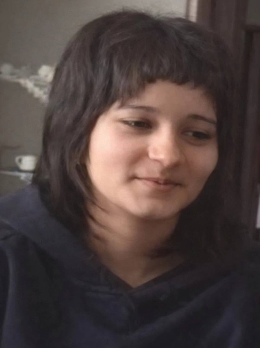 solcugazete60's tweet photo. Babası tarafından öldürülen 13 yaşındaki Zehra Üzüm'ün arkadaşları, Zehra'nın evde şiddet gördüğünü ve babasının "içine cin kaçtığını" düşündüğü i��in onu imama götürdüğünü söyledi. 

Zehra'nın zaman zaman fiziksel şiddete maruz kaldığı, bazı dönemlerde odasına kilitlendiği ve sıkı kontrol altında tutulduğu da aktarıldı.

(Evrensel)