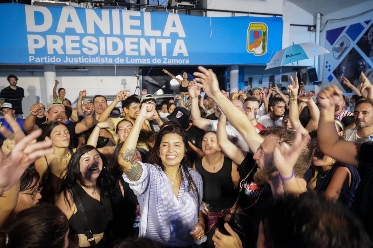 danyvilar's tweet photo. Asumí como presidenta del Partido Justicialista de Lomas de Zamora. Voy a trabajar cada segundo de mi vida para honrar esta responsabilidad que me dieron mis compañeros y compañeras. El compromiso es con la dignidad de nuestro pueblo; con nuestra historia; con el legado de Perón y Evita; con la entrega de Néstor y de Cristina; con el Gobierno de la Comunidad; con la humanidad, base de nuestra doctrina, para que vuelvan a reinar el amor y la igualdad.