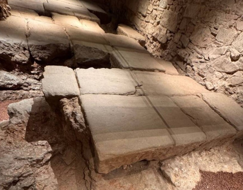 Barcelona’daki Gran Hotel Barcino’da yapılan tadilat sırasında, 2.000 yıllık Roma forumunun taş döşemeleri bulundu. (All That Interesting)