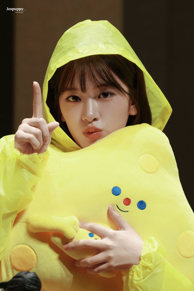 annyuijin's tweet photo. Which one do you think suits me better? Being a star? ⭐ https://t.co/wfMRLmFZJC