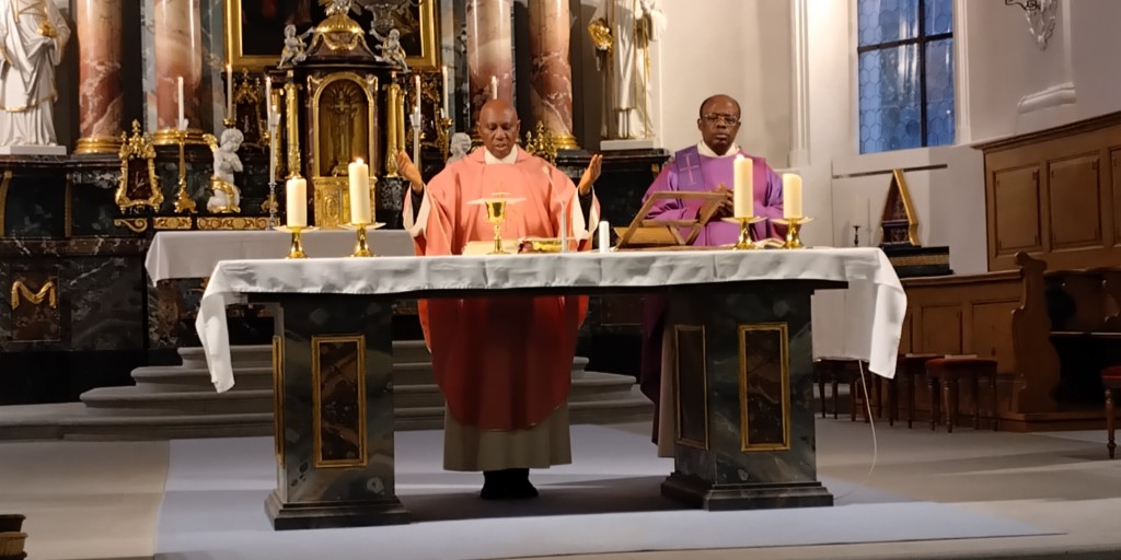 Msgr. #Obiora #Ike aus Nigeria ist heute Sonntag zu Gast in #Wohlen AG. Er feiert um 10.30 Uhr den Gottesdienst in der Stadtkirche zusammen mit dem Stadtpfarrer Ignatius *
#Okoli. Alle sind dazu herzlich eingeladen: kirche-in-not.ch/aktuelles/nige…