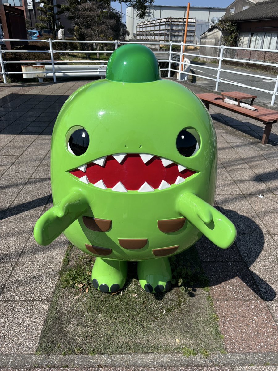 河野裕子歌碑が置かれている熊本県御船町役場を訪れました。
届いたばかりの３月号を添えて🗼

たっぷりと真水を抱きてしづもれる昏き器を近江と言へり／河野裕子