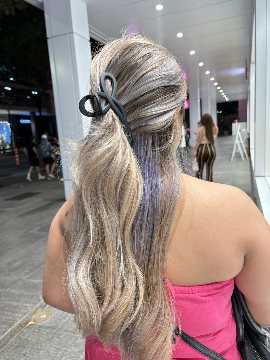 ericaybueno's tweet photo. HAHAHAHAHAHAHA asked for helped from her to wash my hair after the bleaching, and yes, nag-enjoy sya sa purple shampoo, I musy say. https://t.co/ZFqywnyZG4