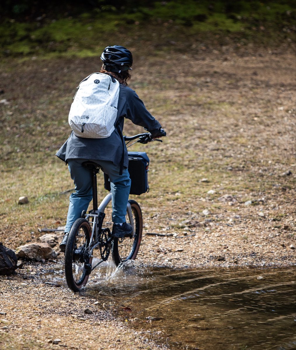 brompton_jp's tweet image. 都市から外へ。

G Lineは、道を選ばない。
舗装路も、砂利道も、水辺も。

走る場所が変わると、
見える景色も変わる。

あなたなら、どこへ行く？
G Lineと行きたい場所を是非コメントで教えてください📢

#Brompton
#ブロンプトン
#GLine
#LifeUnfolded