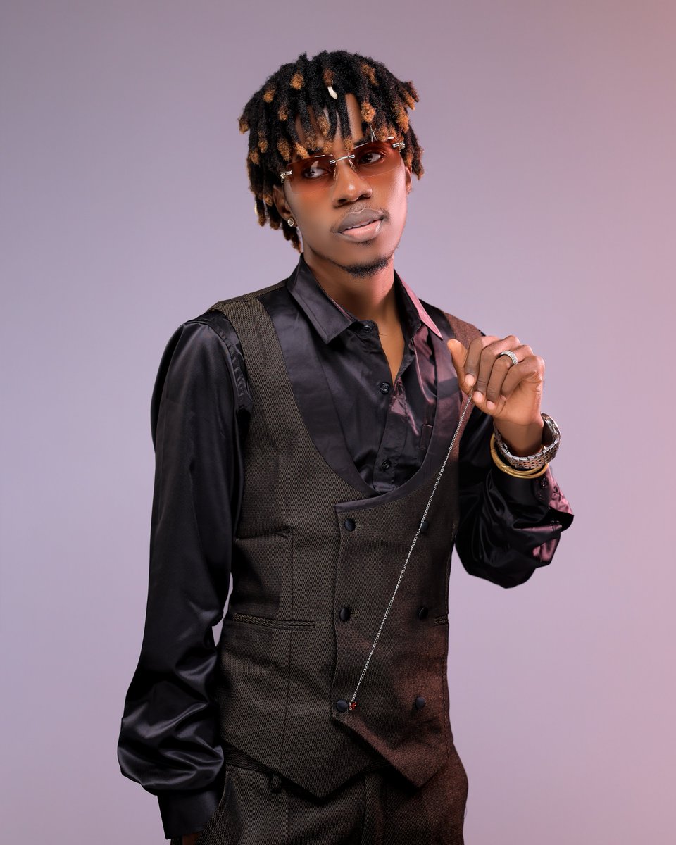 sanyukatv's tweet photo. Celebrating the birthday of a true talent today. Join us in wishing @AcidicVokoz a wonderful birthday and a year ahead filled with beautiful music.

#SanyukaUnCut #SanyukaUpdates https://t.co/SgO6cfrWkb