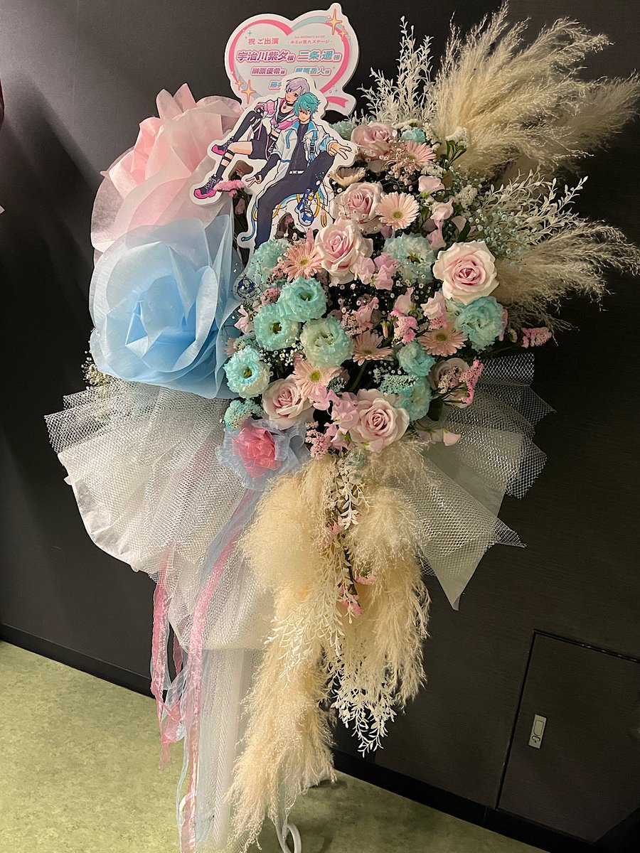 【アシンメトリーなデザイン】
お客様のデザイン画を元に制作したました。
全体のデザインを頂き、細かい部分はおまかせいただき制作。
生花、アーティフィシャルフラワー、ドライフラワーを使い制作し、他にない素敵なデザインになりました。

2026/1/11