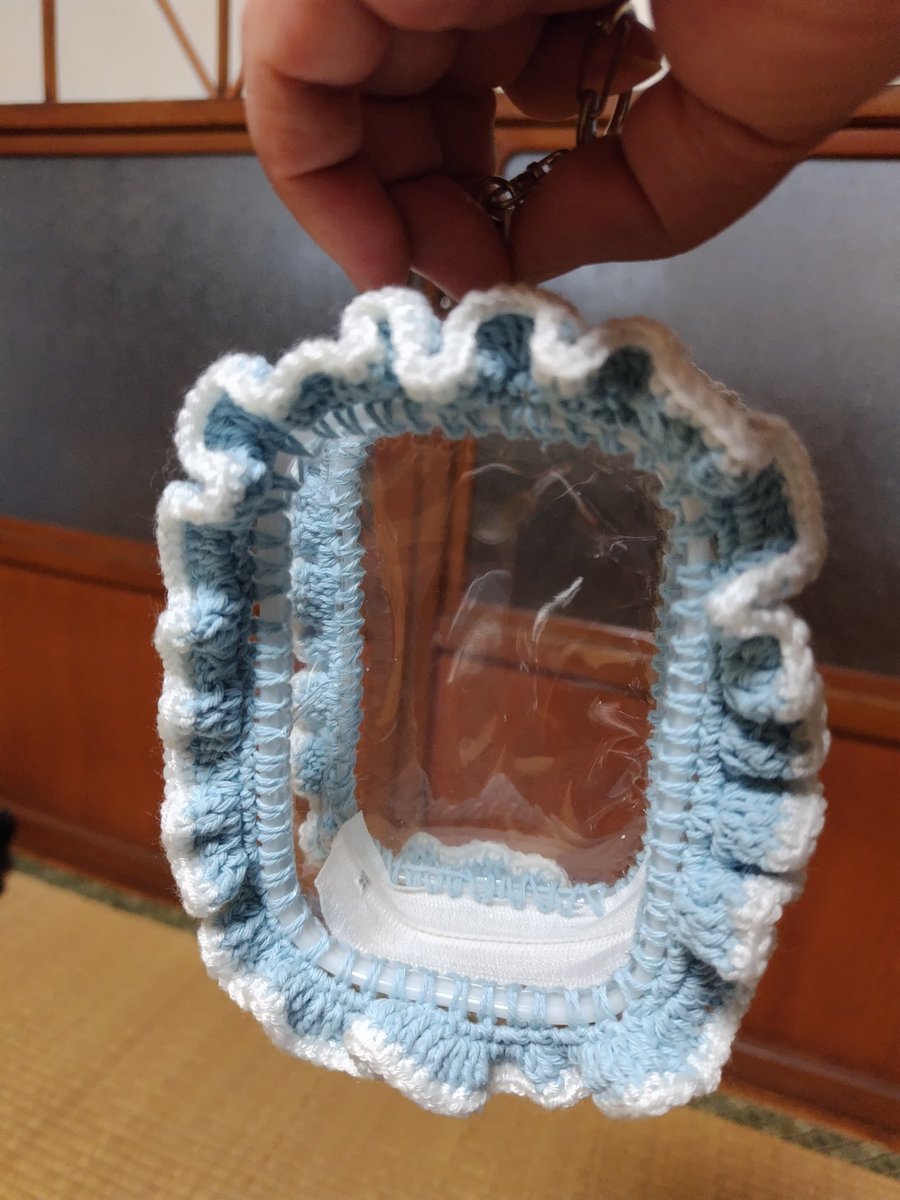 shou504's tweet photo. 頼まれて作ったけど、まさかのサイズ間違い｡°(°`ω´ °)°｡
メルカリで500円だけ(材料費と送料と手数料)で貰ってくれる人いませんかー(｣´□`)｣ 
サイズ確認はセリアの推し活ポーチのMサイズです〜ヾ(´□｀* )ノ https://t.co/IOvEvlIWEy