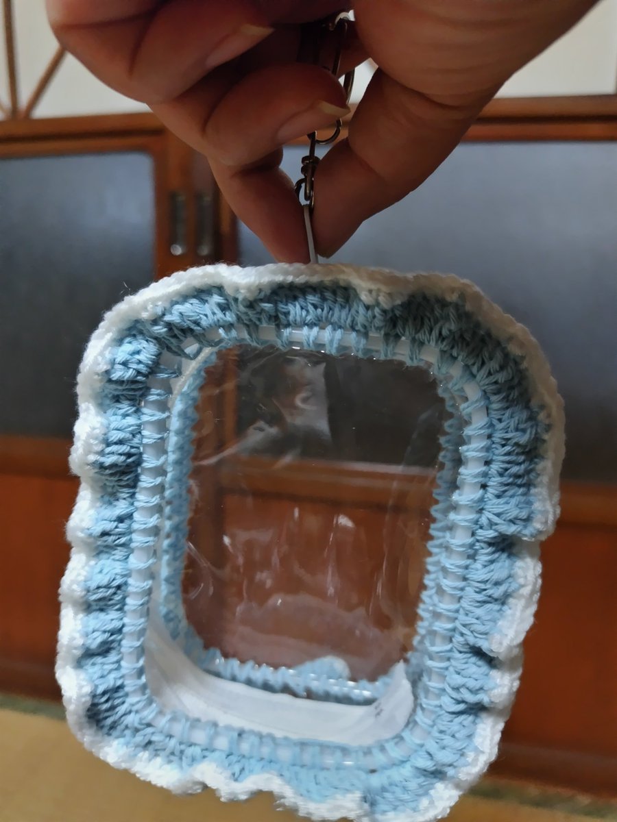 shou504's tweet photo. 頼まれて作ったけど、まさかのサイズ間違い｡°(°`ω´ °)°｡
メルカリで500円だけ(材料費と送料と手数料)で貰ってくれる人いませんかー(｣´□`)｣ 
サイズ確認はセリアの推し活ポーチのMサイズです〜ヾ(´□｀* )ノ https://t.co/IOvEvlIWEy