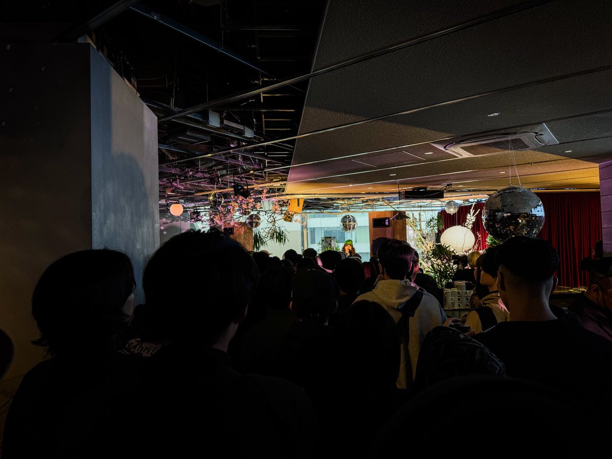 原宿ハラカドに来ています。入場規制で殆どニット帽しか見えない…歌声いい感じで最高に良かったです。#さらさ #harajukumusicfes