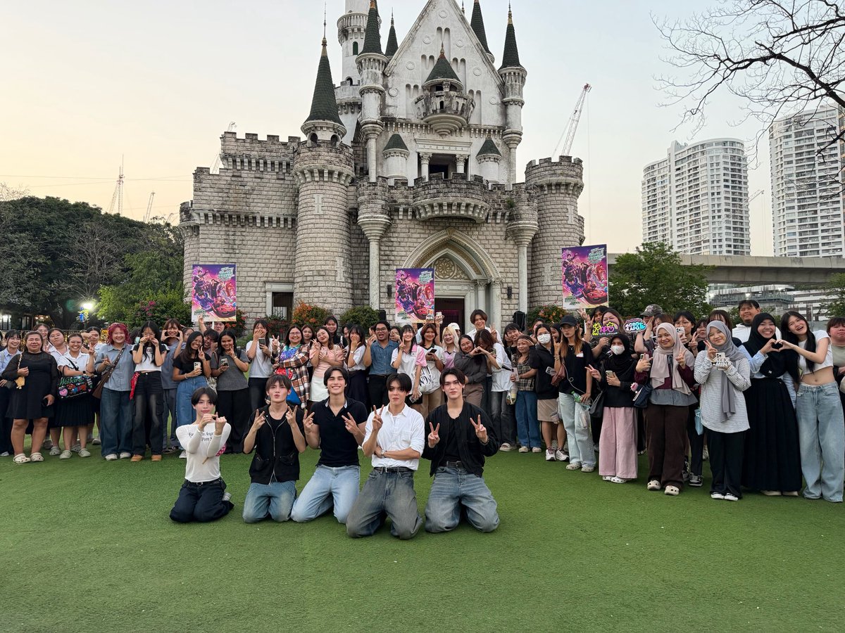 DICE! บุกเซอร์ไพร์สเดินสายโปรโมต “DICE YEAR TWO : ใหญ่แล้วสิเฮ็ดหยังก็ไดซ์” 

สร้างบรรยากาศคึกคักและอบอุ่นให้กับแฟนๆ และผู้คนที่ได้พบเจอ สำหรับศิลปินจากวง DICE ที่เดินสายโปรโมตแฟนคอนเสิร์ตครั้งสำคัญ “DICE YEAR TWO : ใหญ่แล้วสิเฮ็ดหยังก็ไดซ์ THE 2ND ANNIVERSARY FANCON”
