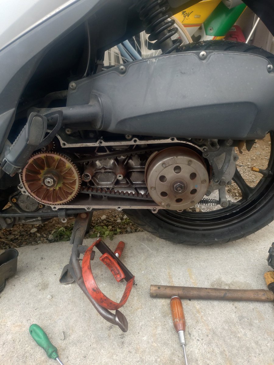 isojirider's tweet photo. 久々にバイクいじり。
γ→アンダーカウル交換とグリスアップ バッテリー充電
ジクサー→オイル、エレメント交換とグリスアップ
アドレス→タイヤ、ウェイトローラー、ベルト交換
息子の原付のライト球交換等   
昨年は2度の手術で乗れなかったので今年こそロングツーリングに行きたいです。 https://t.co/S3jt4Dii4G