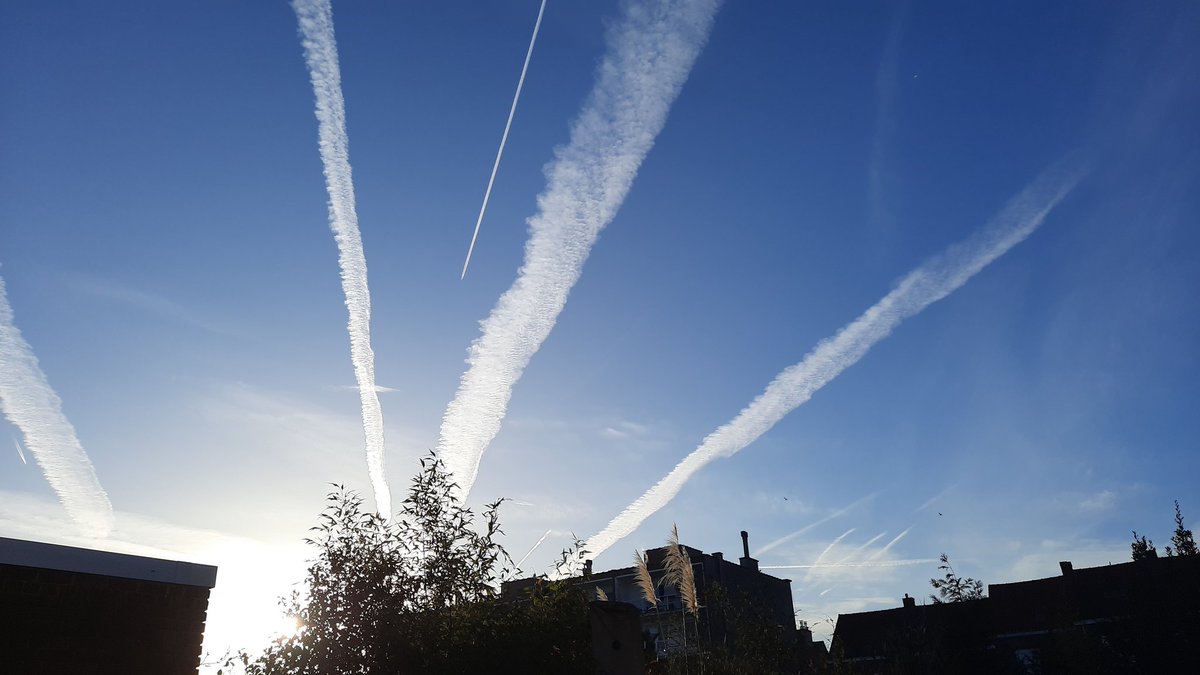 AlexV595315's tweet image. Chemtrails Belgium.  A durty smell of melted plastic in the air this morning.  This non sense has to stop.