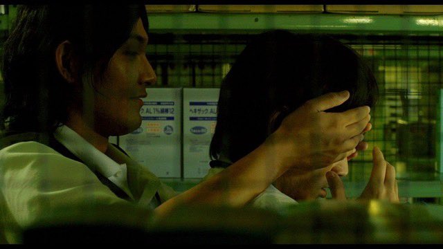 goodtimetheater's tweet photo. ここ最近観た「綾野剛映画」でトップレベルにヤバかった『影裏』

転勤先の強引な同僚に惹かれていく今野。「好きで仕方がない」「でも伝えたらこの関係は壊れる」彼の思いが綾野剛の目一つで伝わってくる超繊細な演技。。そして彼を振り回す松田龍平の、強気な色気。

とんでもないものを観ました。 https://t.co/fJ3rnYJVih