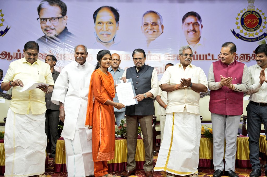 LGov_Puducherry's tweet photo. Handed over Appointment Orders &amp; congratulated the newly #recruited Sub-Inspectors of @PuducherryPolice, urging them to uphold integrity, discipline &amp; dedication in serving the people &amp; strengthening law &amp; order in the UT.
@rashtrapatibhvn @narendramodi @HMOIndia @PIB_India https://t.co/ywHsIFRHfo