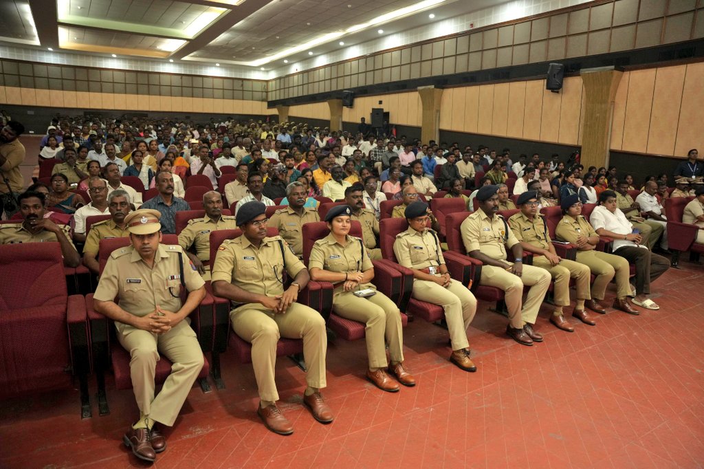 LGov_Puducherry's tweet photo. Handed over Appointment Orders &amp; congratulated the newly #recruited Sub-Inspectors of @PuducherryPolice, urging them to uphold integrity, discipline &amp; dedication in serving the people &amp; strengthening law &amp; order in the UT.
@rashtrapatibhvn @narendramodi @HMOIndia @PIB_India https://t.co/ywHsIFRHfo