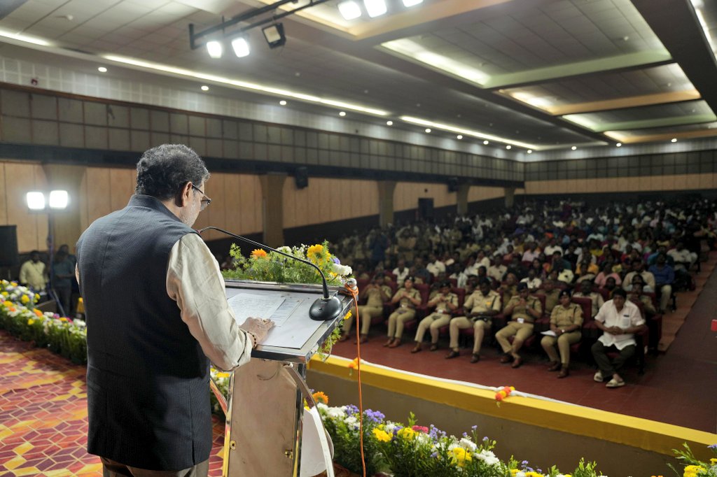 LGov_Puducherry's tweet photo. Handed over Appointment Orders &amp; congratulated the newly #recruited Sub-Inspectors of @PuducherryPolice, urging them to uphold integrity, discipline &amp; dedication in serving the people &amp; strengthening law &amp; order in the UT.
@rashtrapatibhvn @narendramodi @HMOIndia @PIB_India https://t.co/ywHsIFRHfo