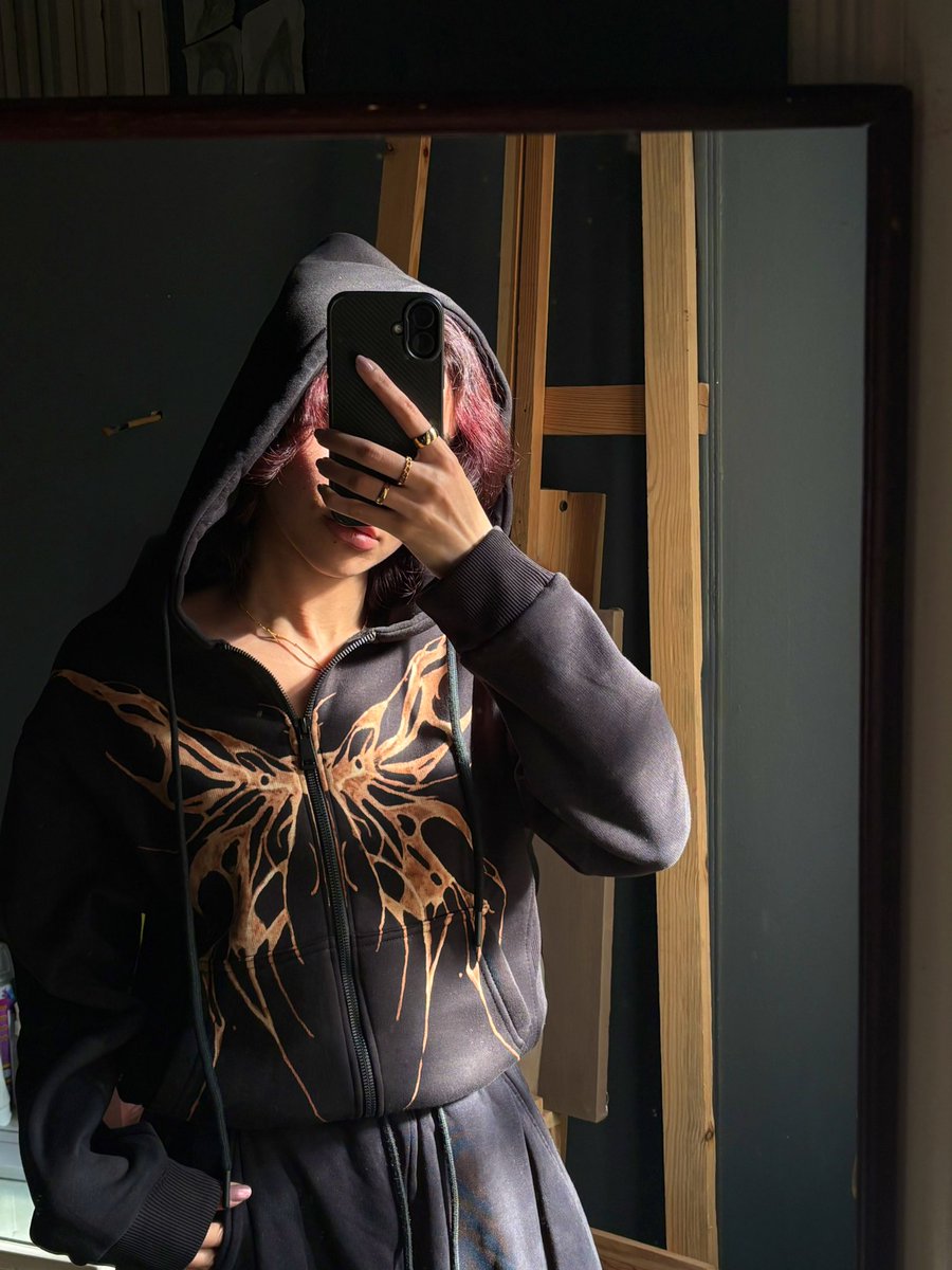 cestmrym's tweet photo. Just casually wearing my artwork https://t.co/K7L0kS1hry