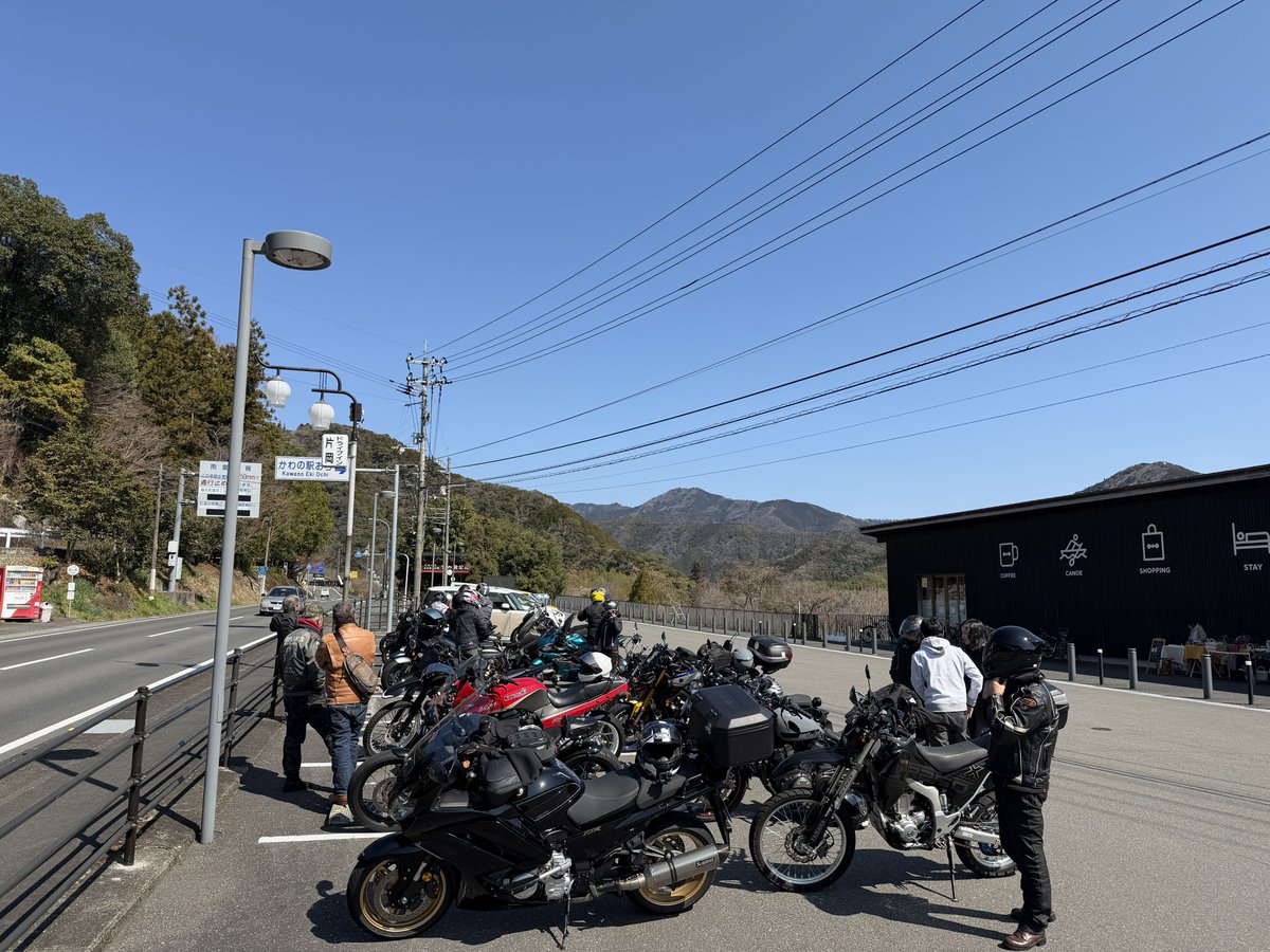 wataya714's tweet photo. 本日はショップツーリングに参加。
ぶっちゃけ、ワタクシレベルでは、#FJR1300AS での、#RS4GP と #プレミアムシンセティック の差はわかりません（白目）
（集合場所までと離脱後は結構なペースで走ったとか言わない）
#ヤマルーブ https://t.co/olrJSjkBo2