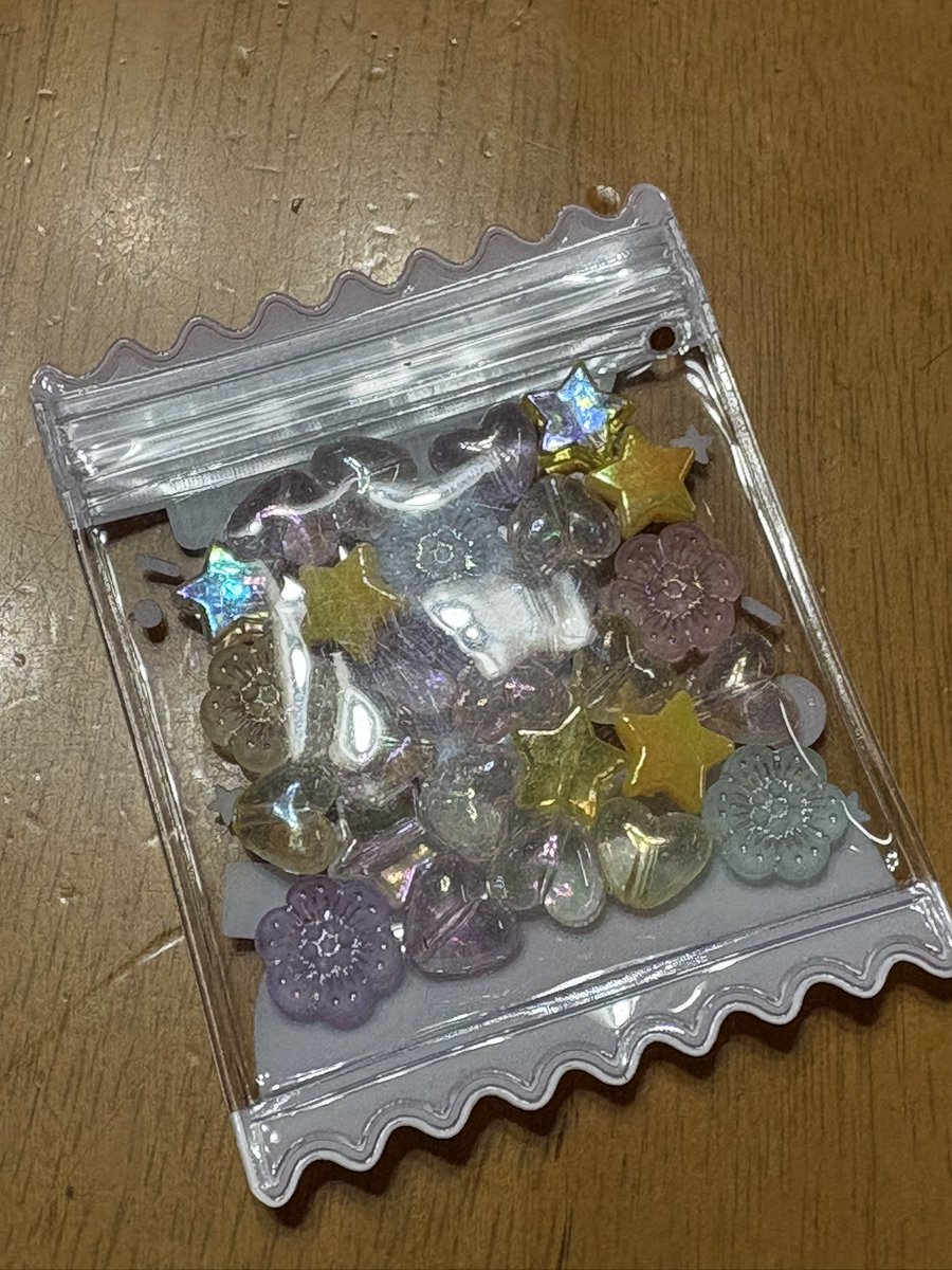 mk0531's tweet photo. 週末ハンドメイド(?)
このグッズ見てやりたいと思っていたこと。お菓子モチーフが良かったんだけどいいやつがなくてビーズ詰めた。平たくて両面デザインのビーズだと◎（口が閉めやすい&amp;裏も表もかわいい)少なめでシャカシャカできる量でもいいかも。

アチェのスマイル大好きなんだよね😊 https://t.co/aqOEZB3Ink