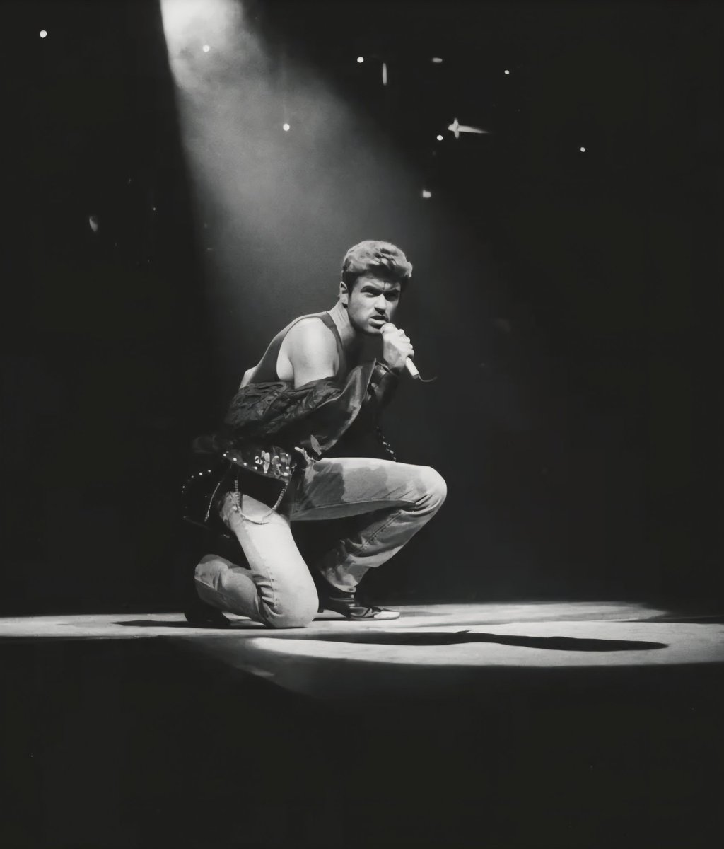 GMLovelies's tweet photo. #GeorgeMichael
#FaithTour26
📸 #MichaelPutland https://t.co/jdiw6vw7tu