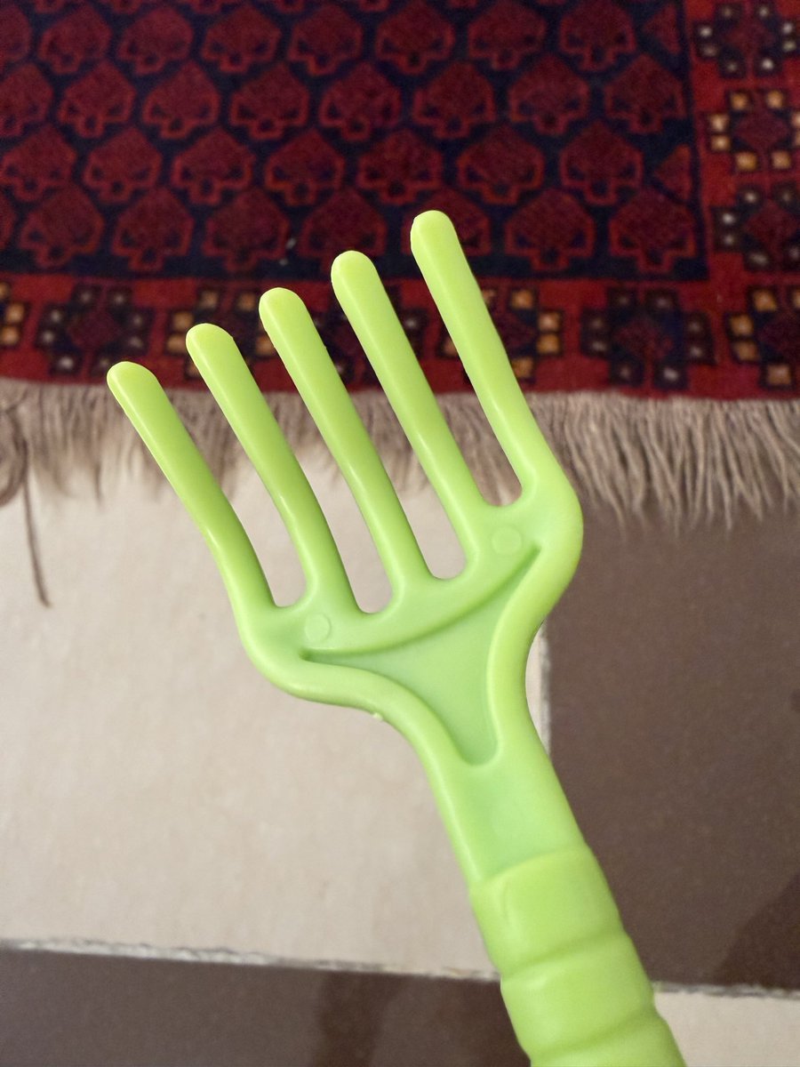 SaasSnail's tweet image. AI is getting too clever…look at the picture of this hand. The resemblance to a backscratcher is uncanny #AI #genai #imagegeneration