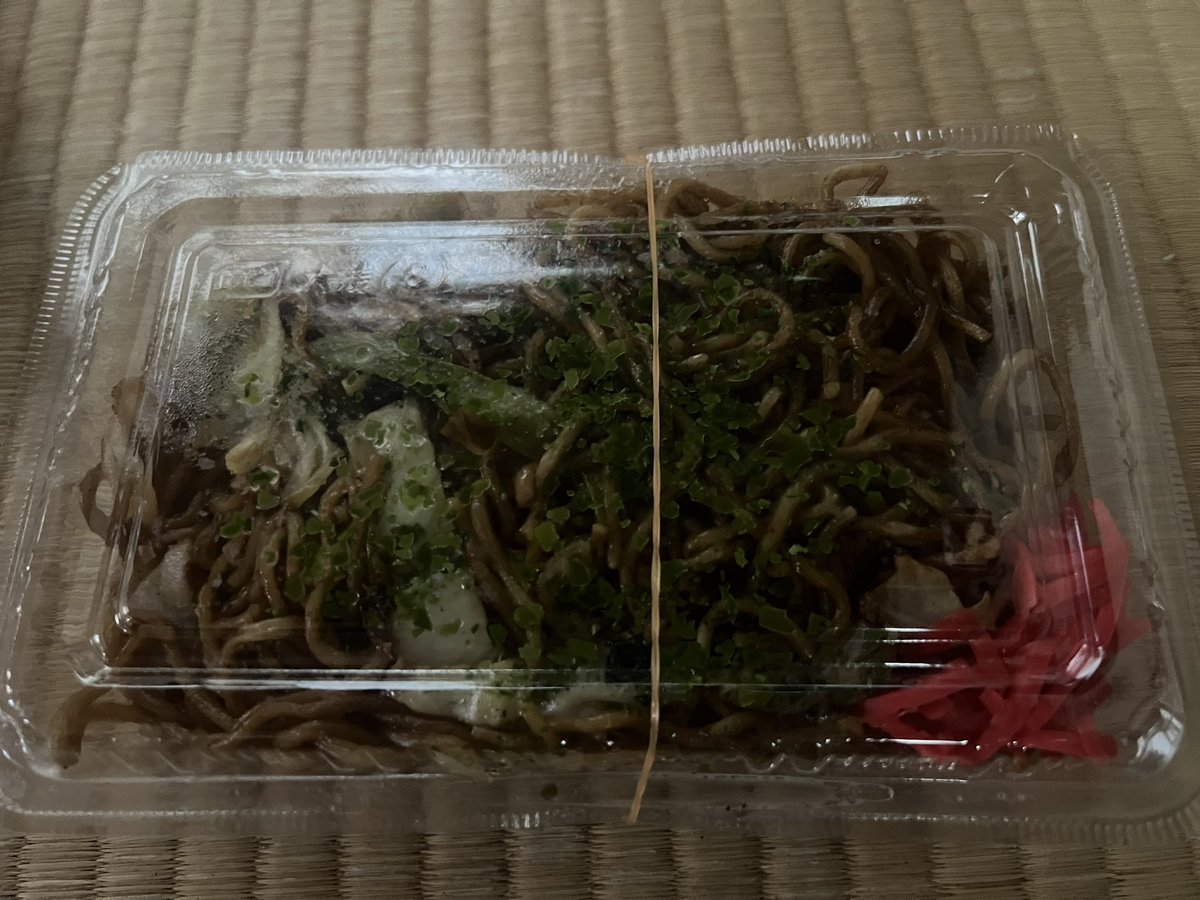 近所にオートレース場で売店やってるおとっつぁんが住んでいて、売れ残った焼きそばを食べてってたまに持って来てくれるんだけど、本当にthe屋台の焼きそば的な油ギトギトなジャンクな味で最強に美味い。