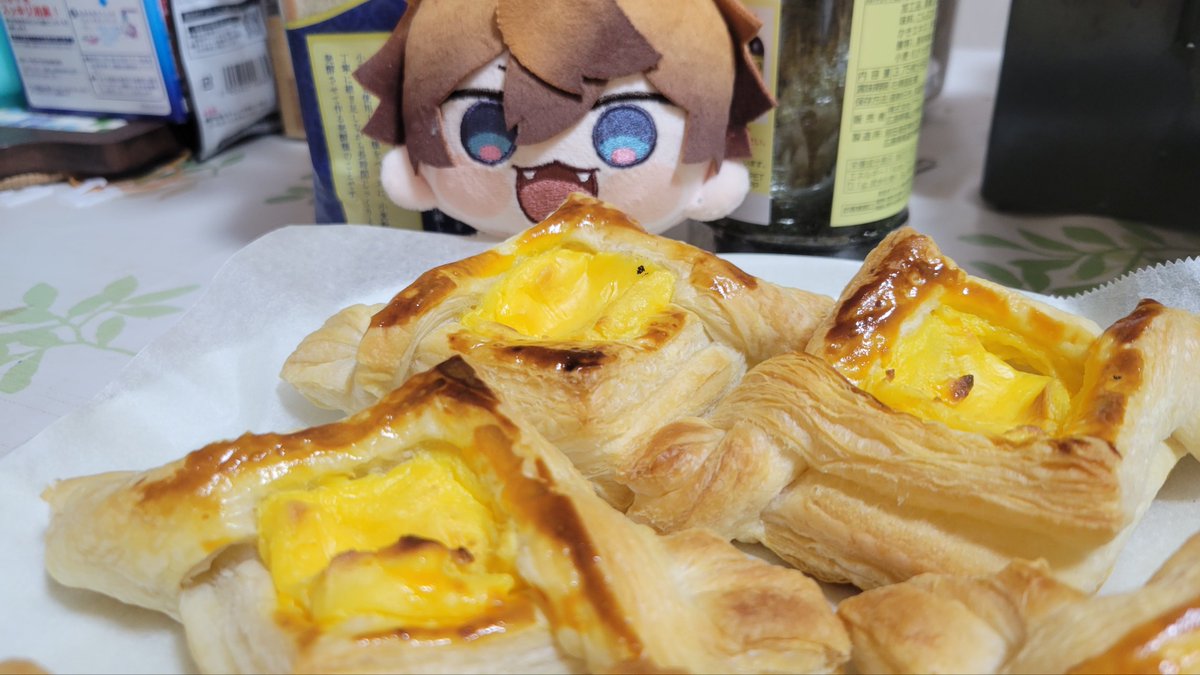 推しの新衣装配信で落ち着かなくて原稿やりながらお菓子作ってずっと動いている……何がくるんだ……こわい……カスタードパイうまい……