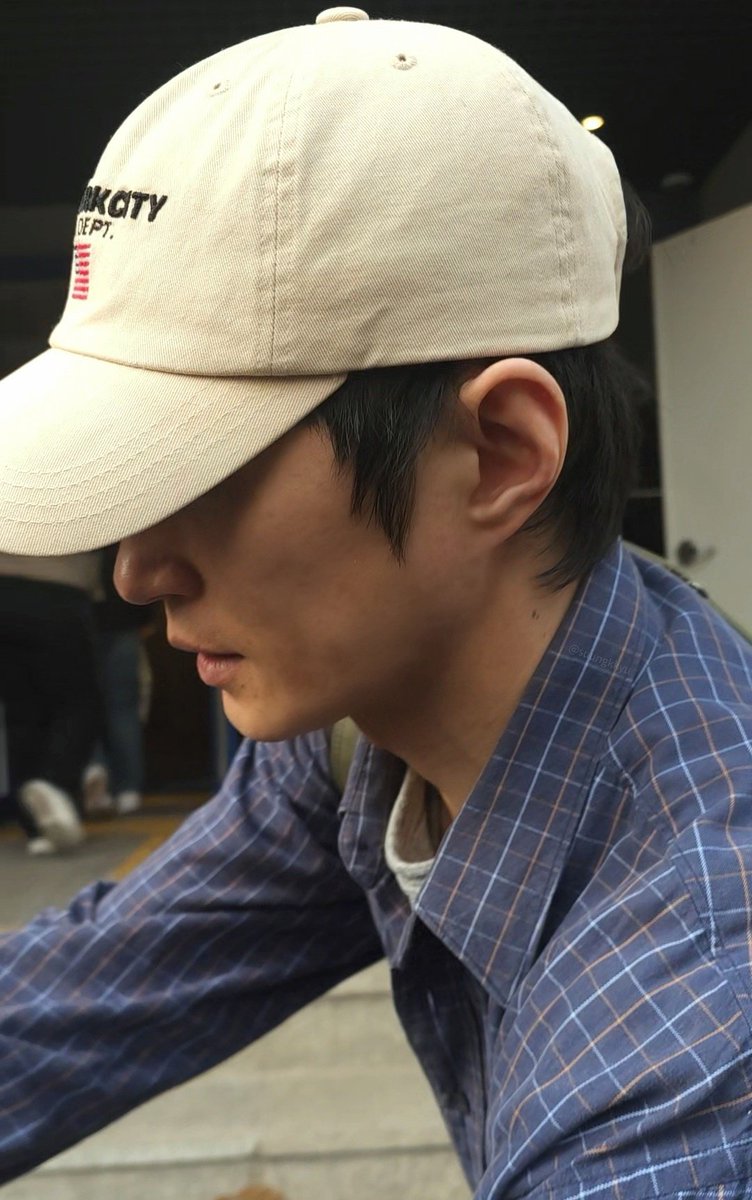 suungkkyu's tweet photo. 오늘도 역시 모자뒤로 삐져나온 머리
ㄱㅇㅇ https://t.co/CVvRwUybU3