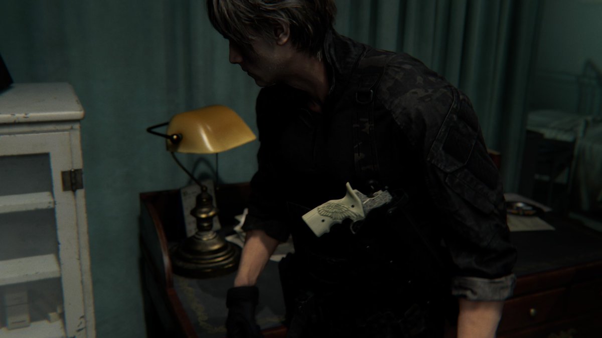 queerredfield's tweet photo. huge fan of leon’s apocalypse outfit https://t.co/lGxmdZpaP7