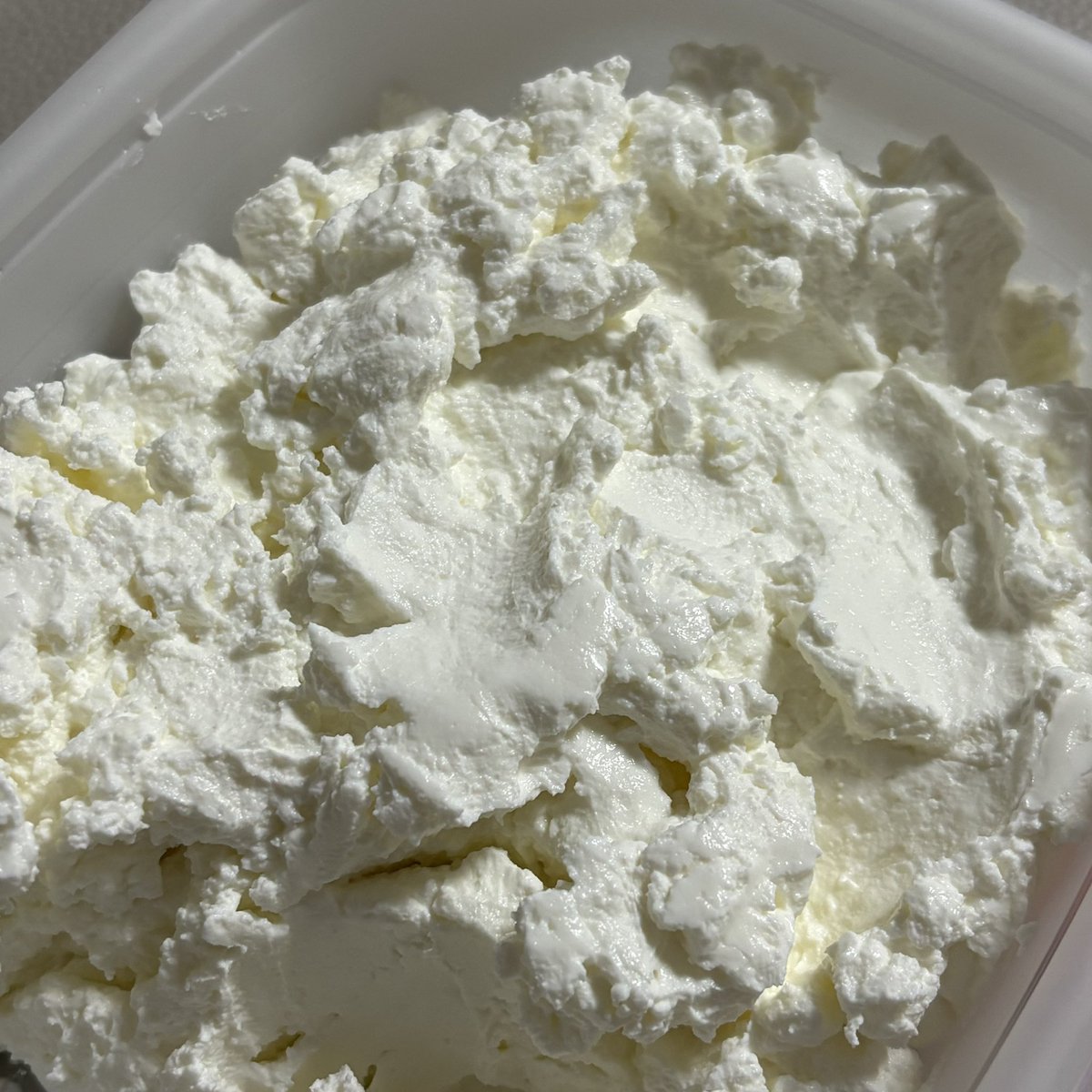 베푸가 그릭요거트 만들었다고 한바가지 선물해줌 
근데 징짜 꾸덕포슬 미칭롬임 

맛보기로 꿀에 첵스초코 넣어서 먹었는데 
개맛도리였슨‼️‼️ 

티친들이 조와하는 조합 추천해조 
손민수할거야🥺💗