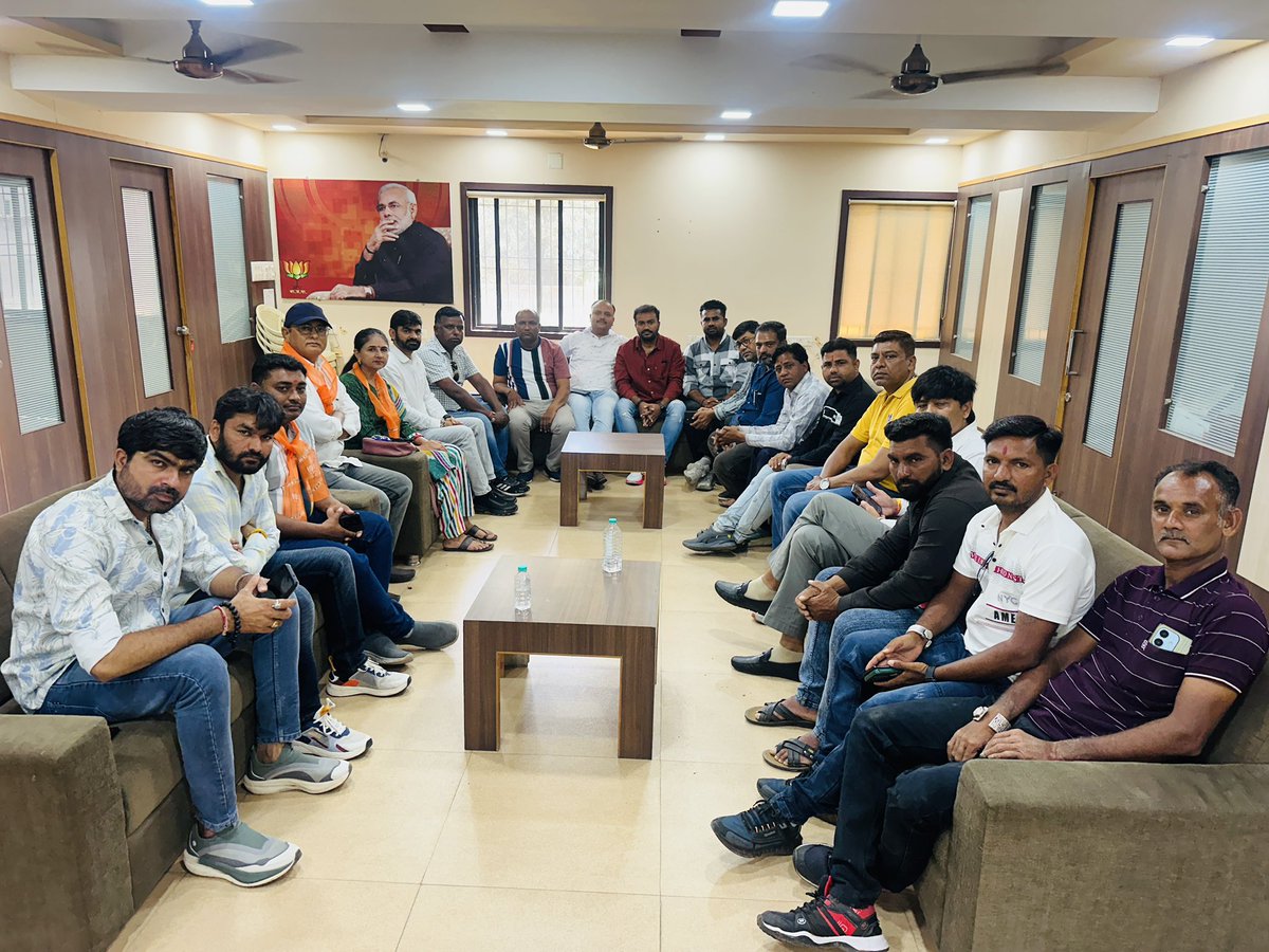 *આજરોજ બક્ષીપંચ મોરચા જામનગર શહેર ભાજપા દ્વારા ટિમ જાહેર થઇ પછી શહેર પ્રમુખ શ્રી બીનાબેન કોઠારી મહામંત્રી શ્રી વિજયસિંહ જેઠવા,મુર્ગેશભાઈ દવે,ભાવેશભાઈ ઠુંમર સાથે શુભેચ્છા મુલાકાત લેતા સૈ બક્ષીપંચ મોરચાની શહેરની ટિમ*