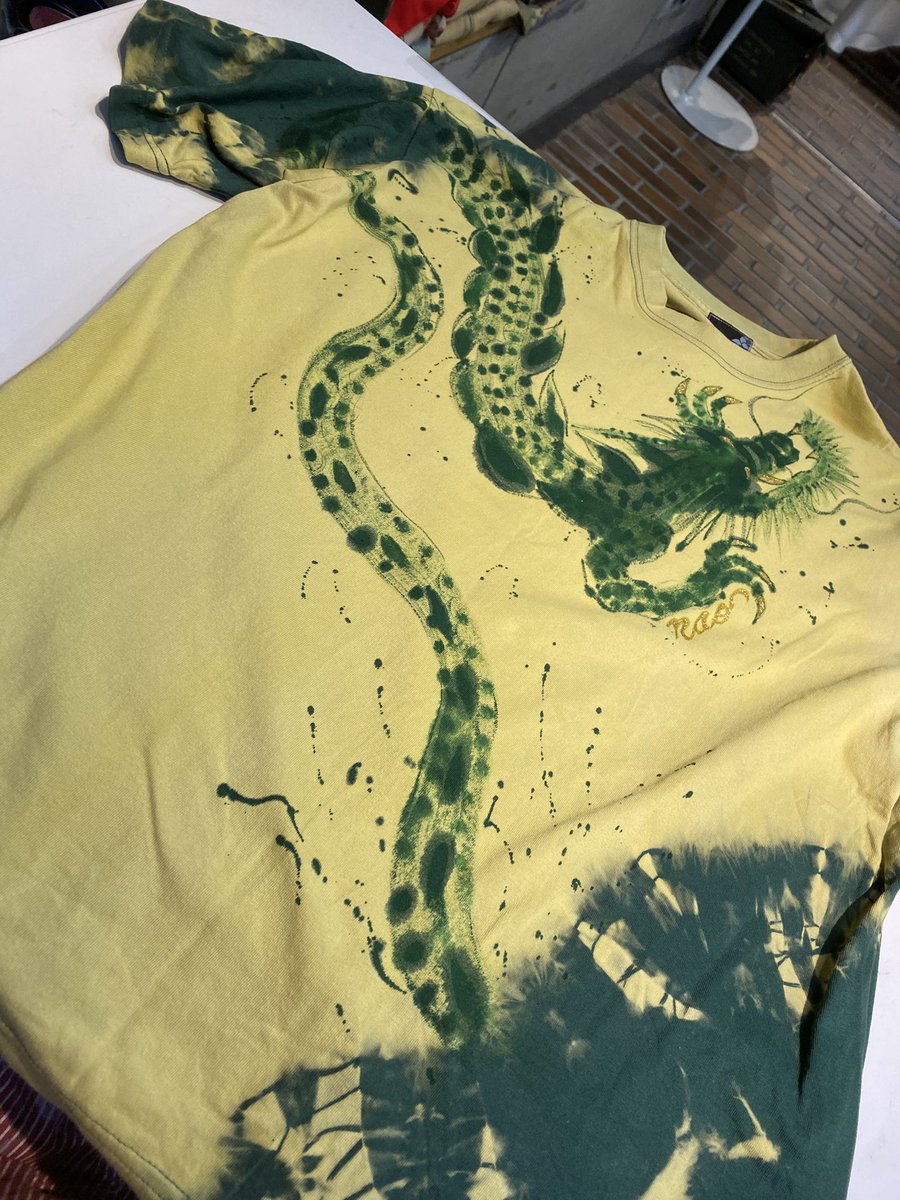 kyoto_ao's tweet image. 大人気の渋いTシャツ‼️
（自画自讃中）😅
【雲龍抜染Tシャツ】

#HandPainted 
 #DragonTShirt  
#HandPainted
 #DragonDesign
 #DragonArt 
#TShirtArt 
#OriginalTShirt 
#DragonLovers 
#Dragon 

#手描き友禅　碧