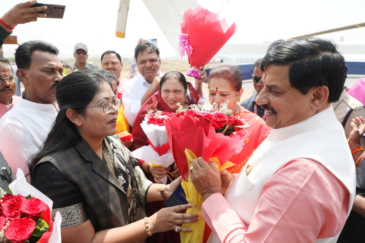 proburhanpur's tweet image. बुरहानपुर जिले के नेपानगर में मुख्यमंत्री डॉ. मोहन यादव का आगमन हुआ। हेलीपेड पर जनप्रतिनिधियों एवं प्रशासनिक अधिकारियों द्वारा आत्मीय स्वागत किया गया।
@CMMadhyaPradesh
@DrMohanYadav51
@JansamparkMP #DrMohanYadav #CMMP #MPNews #नेपानगर #Burhanpur #VikasKiSaugat #JanjatiyaSammelan