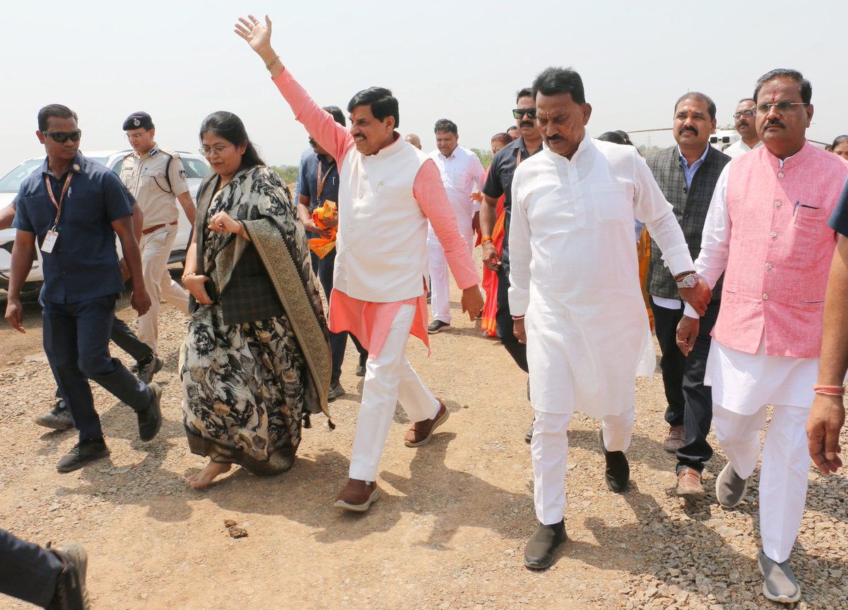 proburhanpur's tweet image. बुरहानपुर जिले के नेपानगर में मुख्यमंत्री डॉ. मोहन यादव का आगमन हुआ। हेलीपेड पर जनप्रतिनिधियों एवं प्रशासनिक अधिकारियों द्वारा आत्मीय स्वागत किया गया।
@CMMadhyaPradesh
@DrMohanYadav51
@JansamparkMP #DrMohanYadav #CMMP #MPNews #नेपानगर #Burhanpur #VikasKiSaugat #JanjatiyaSammelan