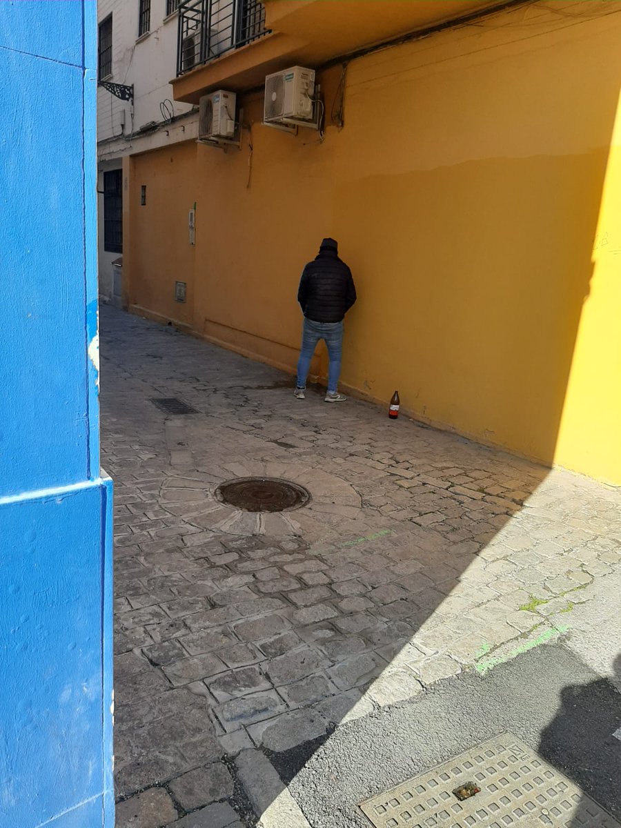 MacarenaVecinos's tweet photo. Pasear por C/Don Fadrique y ver qué todo sigue igual no tiene precio. Maravilla de barrio y de inseguridad gracias a la dejadez de nuestros políticos y la policía 🚔 🚓 que no viene 🥰
@jlsanzalcalde @ManuelLoreto17 @AlvaroPimentelS @ppepelusev @PPDtoMacarena @LocalSev https://t.co/If2mdOnfvu
