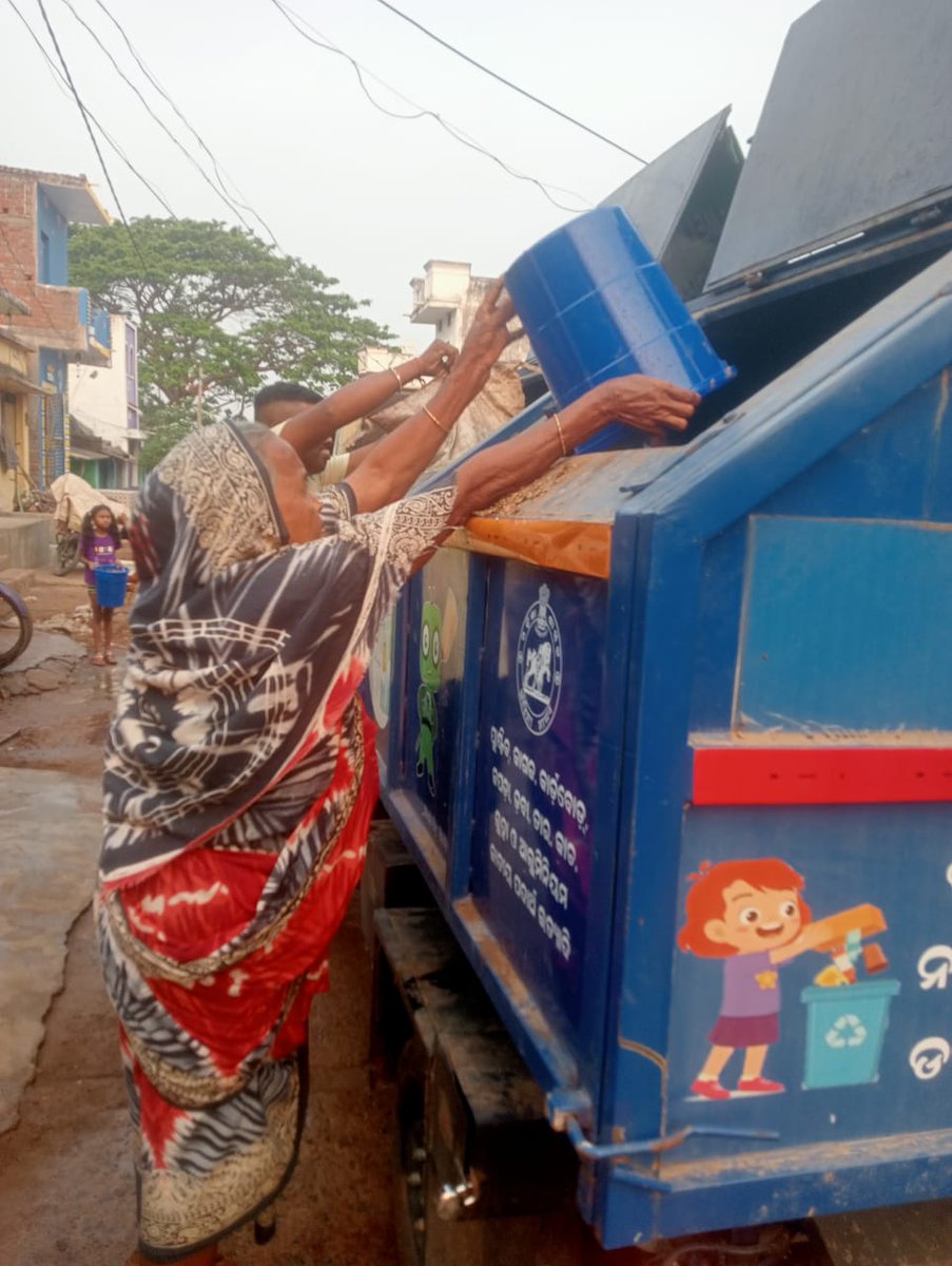bdo_rangeilunda's tweet photo. Door to door Garbage Collection Activities in Various GPs under Rangeilunda block @Ganjam_Admin @ZP_Ganjam @sdmbam @PRDeptOdisha #rangeilundablock https://t.co/KpJyotjsBQ