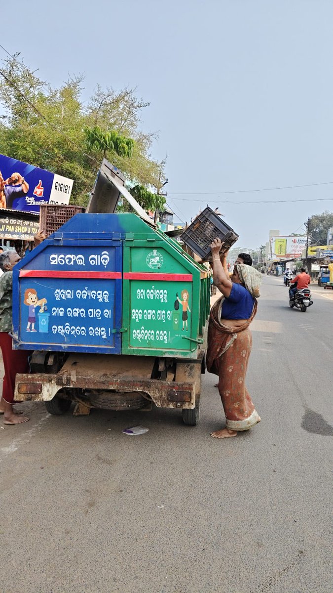 bdo_rangeilunda's tweet photo. Door to door Garbage Collection Activities in Various GPs under Rangeilunda block @Ganjam_Admin @ZP_Ganjam @sdmbam @PRDeptOdisha #rangeilundablock https://t.co/KpJyotjsBQ