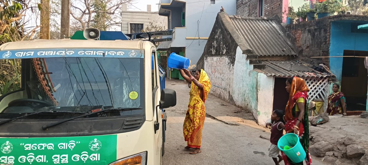 bdo_rangeilunda's tweet photo. Door to door Garbage Collection Activities in Various GPs under Rangeilunda block @Ganjam_Admin @ZP_Ganjam @sdmbam @PRDeptOdisha #rangeilundablock https://t.co/KpJyotjsBQ