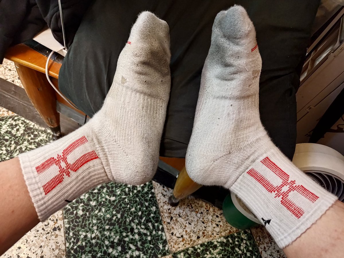 ksmasterformil1's tweet photo. 這雙因為穿起來太舒服，然後不知不覺就穿成這個樣子了。 https://t.co/X6HJXNuEMA