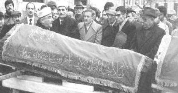 MilliDusunceMDM's tweet photo. Türklüğün şerefli ve aziz evladı, TBMM'nin 1926 yılında Millî Şehit kabul ettiği, 15 Mart 1921 tarihinde Berlin'de, Türk milletine yönelik tedavi edilemez ırkçılık hastalığından muzdarip bir Ermeni terörist tarafından sırtından vurularak şehit edilen, Türk milletinin büyük devlet adamı #TalatPaşa'yı saygı, sevgi ve özlemle anıyoruz.

Şehidi âlâ Talât Paşa'mız;
aziz ruhunuz şad, mekânınız cennet olsun!

Alnındaki ter, bir vatanın döktüğü terken, 
Nabzındaki kan belki de bir nesle yeterken, 
En sonra, şu bir torba kemik sen misin? 
Anlat! Biz dipdiri verdik seni bir devlete Tâl'at! 
Takriben adamlık sana yetmezdi, tamamdın, 
Sen kitle adam, millet adam, bayrak adamdın. 
En sevdiğin insan senin, en çıplak olandı; 
Şanlar, senin ölçünle palavraydı, yalandı. 
İnsanların insanlara verdikleri şanlar, Göğsünde kalır, kalbine girmezdi nişanlar. 
Asla derileşmezdi vezir esvabı sende, Sen zorla büyüktün, ne kadar istemesen de... 
En sonra eğildinse de kurşunla eğildin, 
Altınlar akarken de züğürt ölmeyi bildin. 
Neymiş sana heykel? Ne demekmiş sana türbe? 
Arkanda kalan tertemiz ismin yetişir be!
Midhat Cemal Kuntay