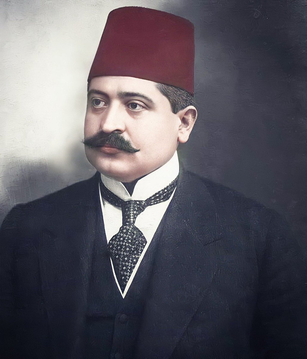MilliDusunceMDM's tweet photo. Türklüğün şerefli ve aziz evladı, TBMM'nin 1926 yılında Millî Şehit kabul ettiği, 15 Mart 1921 tarihinde Berlin'de, Türk milletine yönelik tedavi edilemez ırkçılık hastalığından muzdarip bir Ermeni terörist tarafından sırtından vurularak şehit edilen, Türk milletinin büyük devlet adamı #TalatPaşa'yı saygı, sevgi ve özlemle anıyoruz.

Şehidi âlâ Talât Paşa'mız;
aziz ruhunuz şad, mekânınız cennet olsun!

Alnındaki ter, bir vatanın döktüğü terken, 
Nabzındaki kan belki de bir nesle yeterken, 
En sonra, şu bir torba kemik sen misin? 
Anlat! Biz dipdiri verdik seni bir devlete Tâl'at! 
Takriben adamlık sana yetmezdi, tamamdın, 
Sen kitle adam, millet adam, bayrak adamdın. 
En sevdiğin insan senin, en çıplak olandı; 
Şanlar, senin ölçünle palavraydı, yalandı. 
İnsanların insanlara verdikleri şanlar, Göğsünde kalır, kalbine girmezdi nişanlar. 
Asla derileşmezdi vezir esvabı sende, Sen zorla büyüktün, ne kadar istemesen de... 
En sonra eğildinse de kurşunla eğildin, 
Altınlar akarken de züğürt ölmeyi bildin. 
Neymiş sana heykel? Ne demekmiş sana türbe? 
Arkanda kalan tertemiz ismin yetişir be!
Midhat Cemal Kuntay