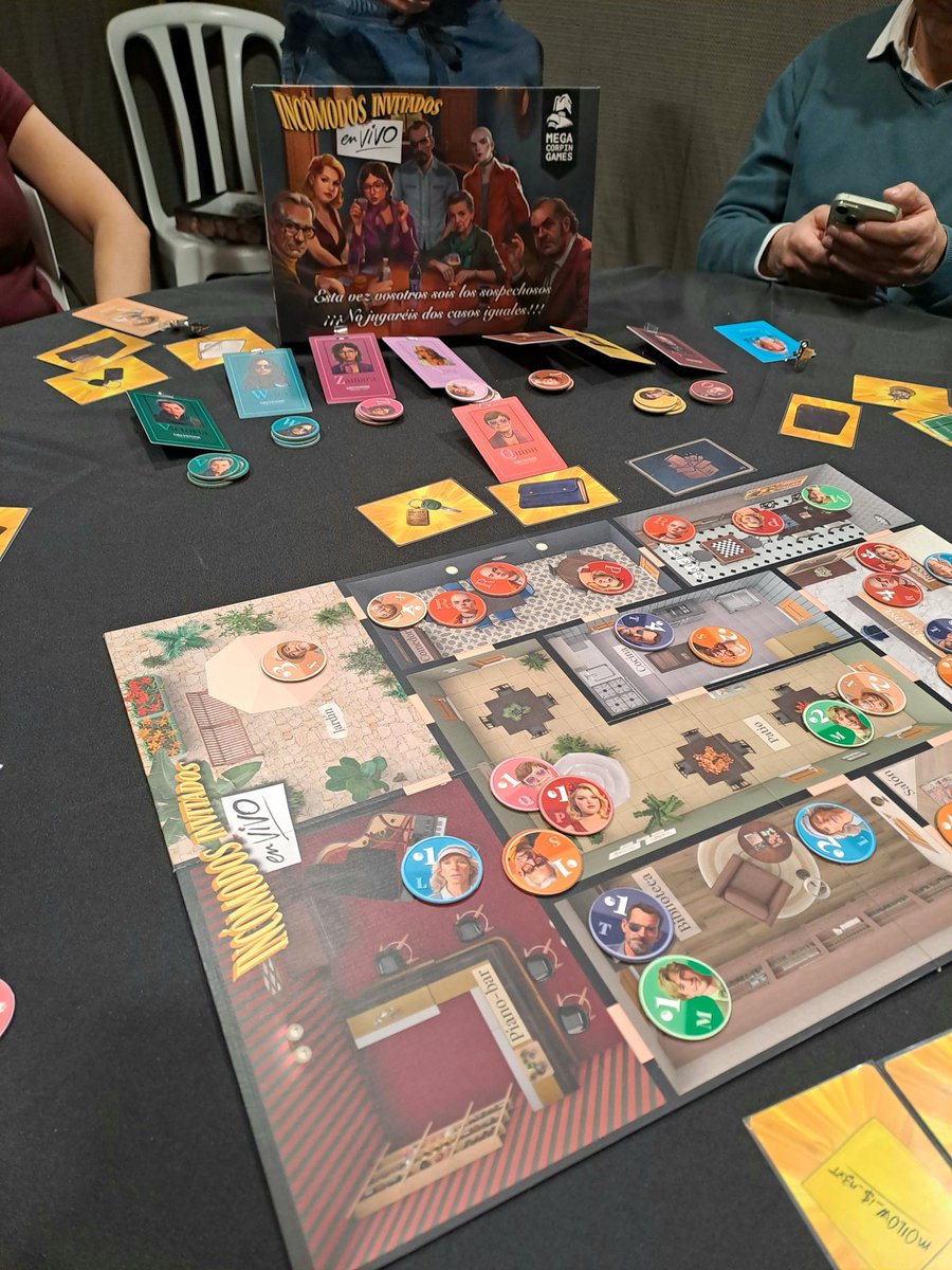 Anacuore_'s tweet photo. 🔪🔍Increible la experiencia probando el nuevo juego de @Megacorpin #IncomodosInvitadosENVIVO #IncomodosInvitados3 actualmente en desarrollo📝. 
Muy pronto en Verkami, sigue la campaña aquí 👇🏻 https://t.co/FFE0Pmsew5 https://t.co/ChsBiv5lei