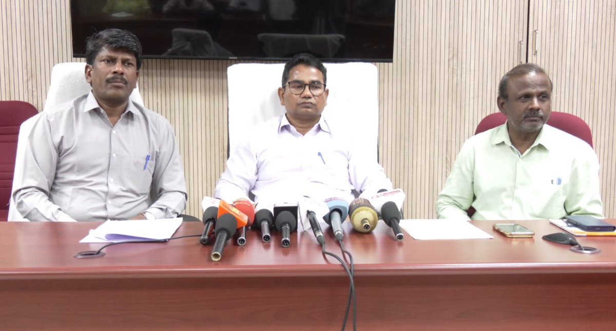 DDTamilNews's tweet image. கரூர் அருகே தனியார் ரயில் வழித்தடத்தில் நிகழ்ந்த விபத்துக்கும், ரயில்வே நிர்வாகத்திற்கும் எந்தவித தொடர்பும் இல்லை 

- சேலம் ரயில்வே கோட்ட மேலாளர் பன்னா லால் பேட்டி

#Karur | #DDTamilNews