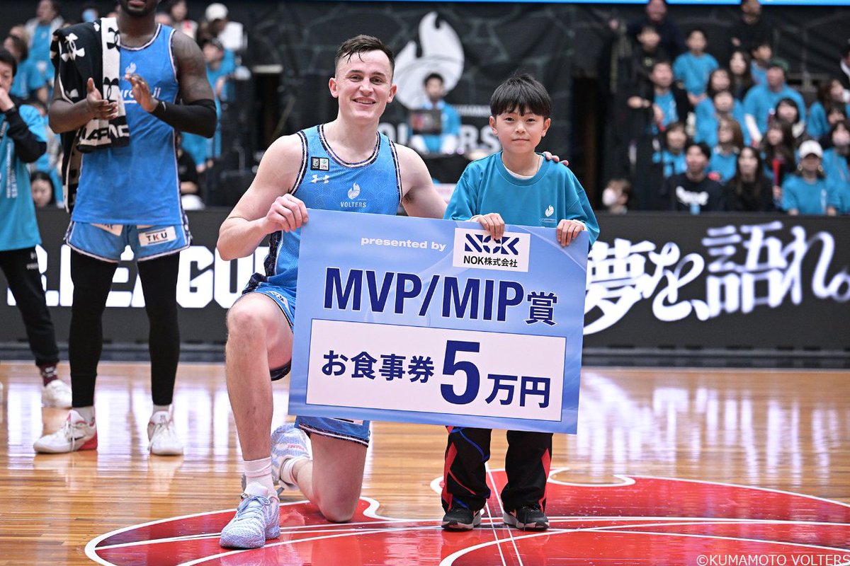 K_VOLTERS's tweet image. NOK株式会社presents MVP🏅
本日の試合でMVPに選ばれたのは #ミッチェル・ライトフット 選手

アリウープを含む4本のダンクシュートなど26得点17TRとダブルダブルの活躍で勝利に大きく貢献しました💪

#NOK 株式会社様、ご協賛ありがとうございます！

活躍は見逃し配信で🖥️📱
basketball.mb.softbank.jp/lives/505829?u…