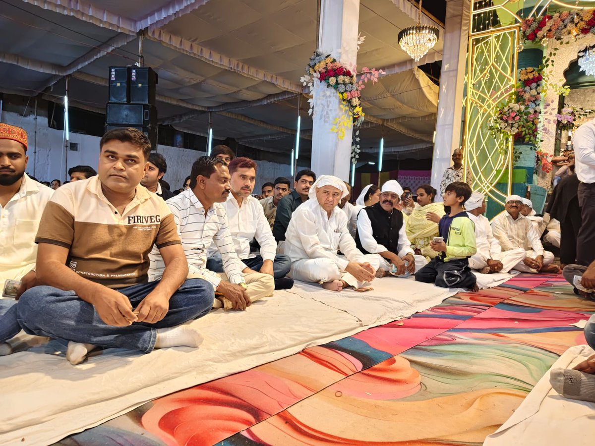 अकलेरा में चल रहे तीन दिवसीय उर्स में बड़े भाईसाहब श्री कैलाश जी मीणा पूर्व विधायक बतौर मुख्यातिथि उपस्थित हुवे। उर्स कमिटी सदर सलीम भाई मंसूरी सहित सदस्यों ने स्वागत अभिनंदन किया।
उर्स कमिटी का आभार।
<a href="/iKailashMeena/">Kailash Meena</a>
#टीम_कैलाश_मीणा #MAHENDRA_MEENA #मिशन_2028