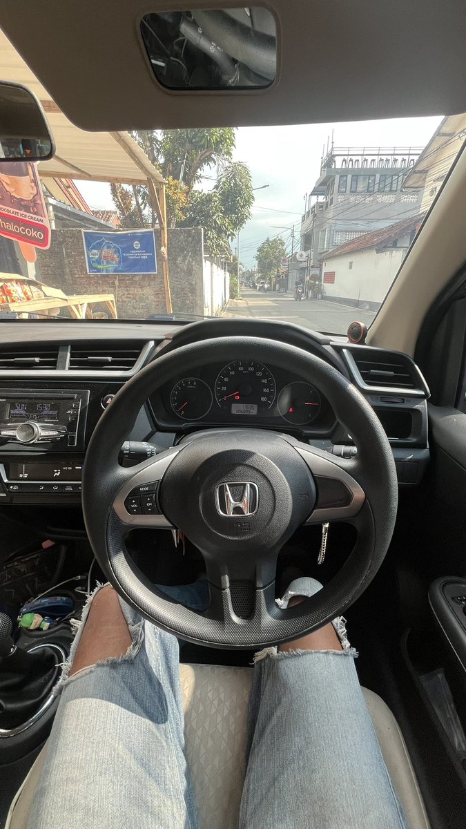 be_em_we323i's tweet photo. Mobil kalian yang udah 200rb km masih good looking kaya gini ga?
*rajin ngerawat
Mileage itu hanyalah angka. Percuma kilometer rendah tapi mobil ga kerawat. 
Kilometer gondrong belum tentu jelek, kilometer rendah belum tentu bagus. 
-cita, 41 taun. Mekanik jadi2an- https://t.co/PApAQXtofr