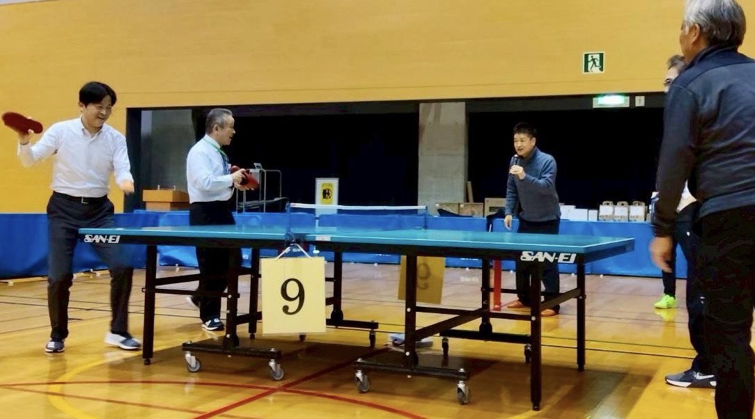 松江市総合体育館にて、世界スリッパ卓球ダブルス選手権大会が催されました！

県内外から300名を超える選手が参加し、公式スリッパを手に世界一☝️を競いました^_^

松江市の誇る玉造温泉と松江しんじ湖温泉が、そのブランド力を高めるきっかけになることを期待しています🏓

news.yahoo.co.jp/articles/4a5d8…